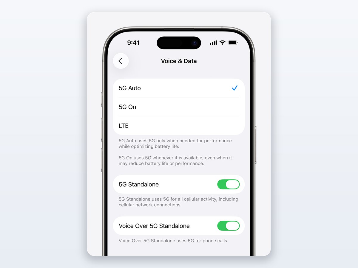 iOS 26 Voice and Data settings screen with 5G Auto selected, which enables Smart Data mode to save battery