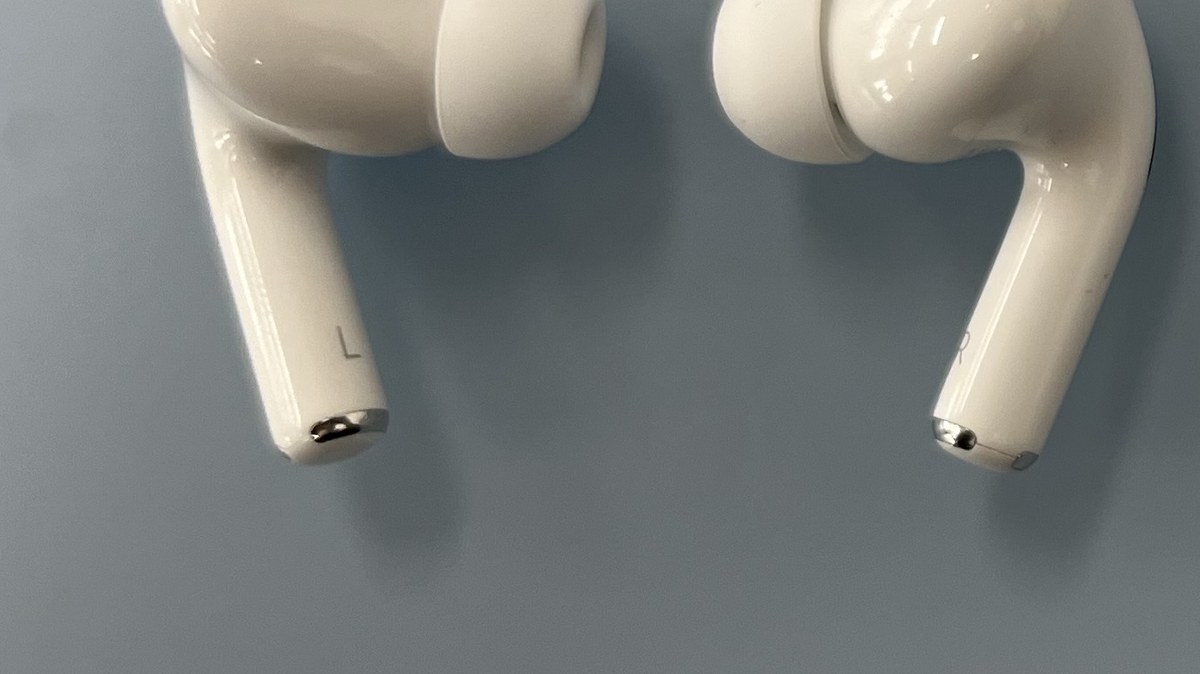 airpods case not charging